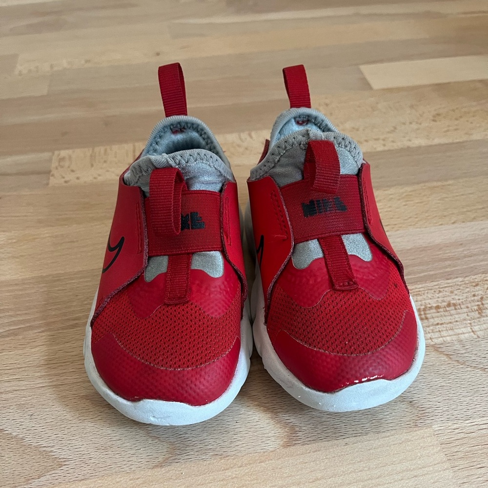 Red toddler Nike flex runners size 6